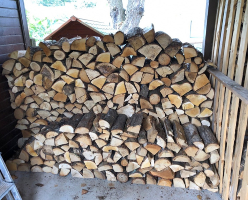 Stockage de bois traditionnel sous hangar