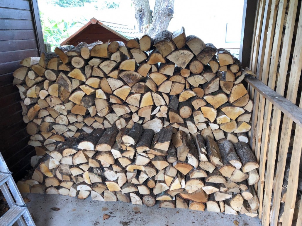 Stockage de bois traditionnel sous hangar