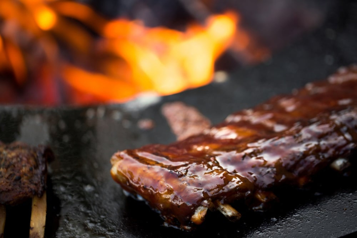 Viande de porc grillée sur la plancha d'un brasero