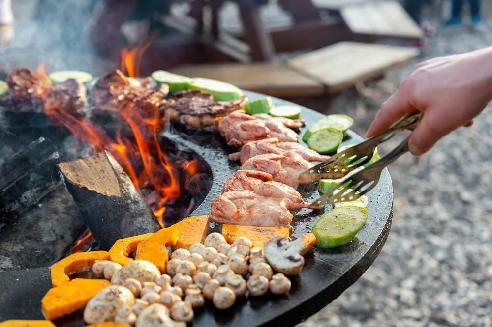 Cuisson d'aliments à la plancha sur brasero Ca Buche